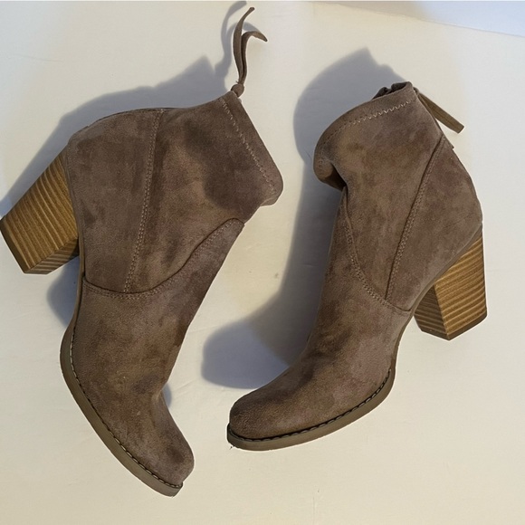 DV8 by Dolce Vita Jonah Stretch Bootie - Picture 14 of 15